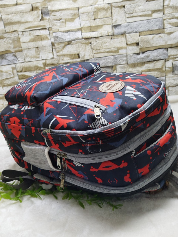 کیف مدرسه/کوله اسپرت قواره بزرگ طرح دار ۳ خانه جنس ریپس لمینت شده ۵ زیپ آستری داخل برزنت پشت راشل عرق گیر ابعاد ۴۵*۳۷ مناسب پایه ۱ تا ۸