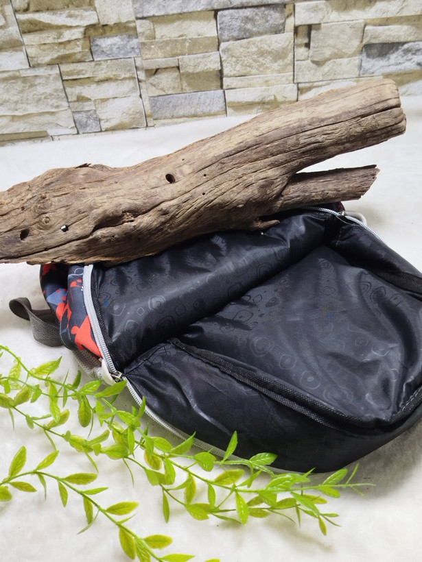 کیف مدرسه/کوله اسپرت قواره بزرگ طرح دار ۳ خانه جنس ریپس لمینت شده ۵ زیپ آستری داخل برزنت پشت راشل عرق گیر ابعاد ۴۵*۳۷ مناسب پایه ۱ تا ۸