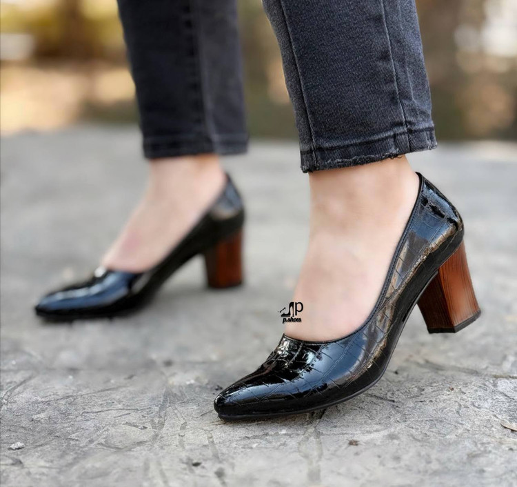 کفش مجلسی زنانه/دخترانه مدل طاها جنس رویه ورنی چاپی پاشنه دلتا چوبی زیره دلتا ۴ سانت سایزبندی ۳۷تا۴۱ پاخوری شیک