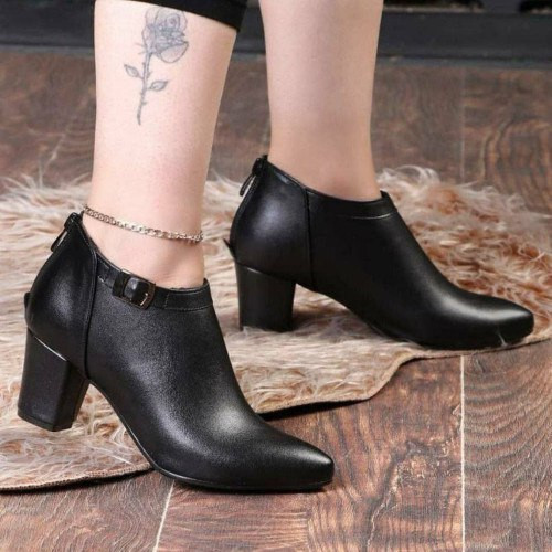 نیمبوت زنانه/دخترانه مدل فرزانه جنس رویه پشت چرم پاخوری شیک پاشنه ۵ سانت دافوس سایزبندی ۳۷ تا ۴۱ قالب استاندارد ۱ سال ضمانت