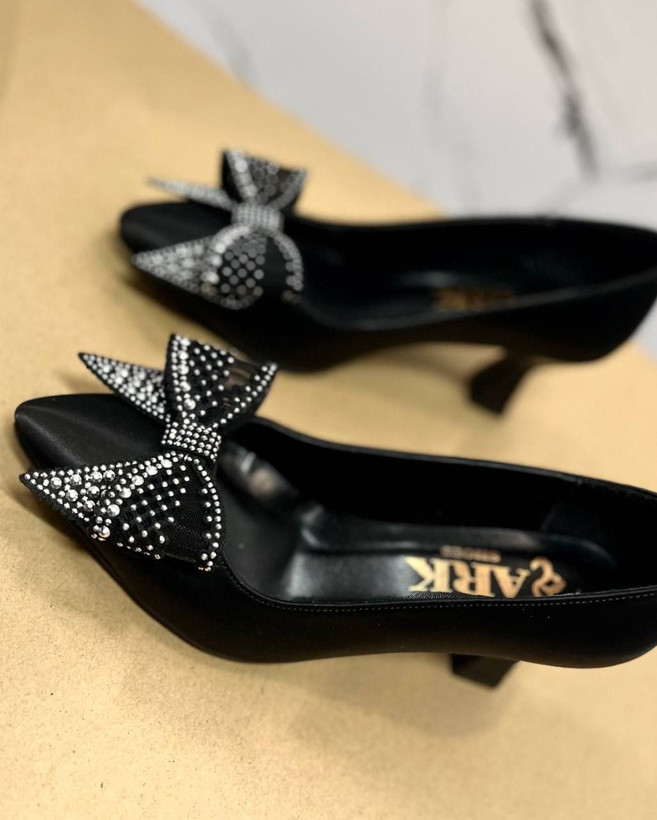 کفش مجلسی زنانه/دخترانه مدل Dora رویه ساتن ترک پاشنه ۵ سانت سایزبندی ۳۶تا۴۱ پاپیون توری نگین کار شده ترک تولید مجموعه ارک کیفیت کفش تبریز