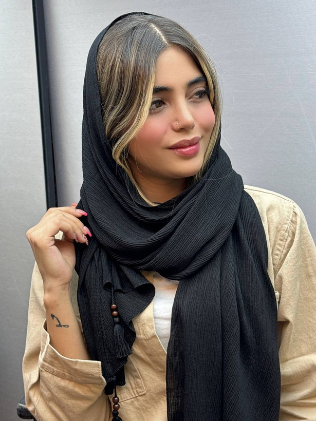 شال پلیسه برشکا منگوله چوبی در سه رنگ پرطرفدار موکا سورمه ای و مشکی فروش بصورت تک و عمده