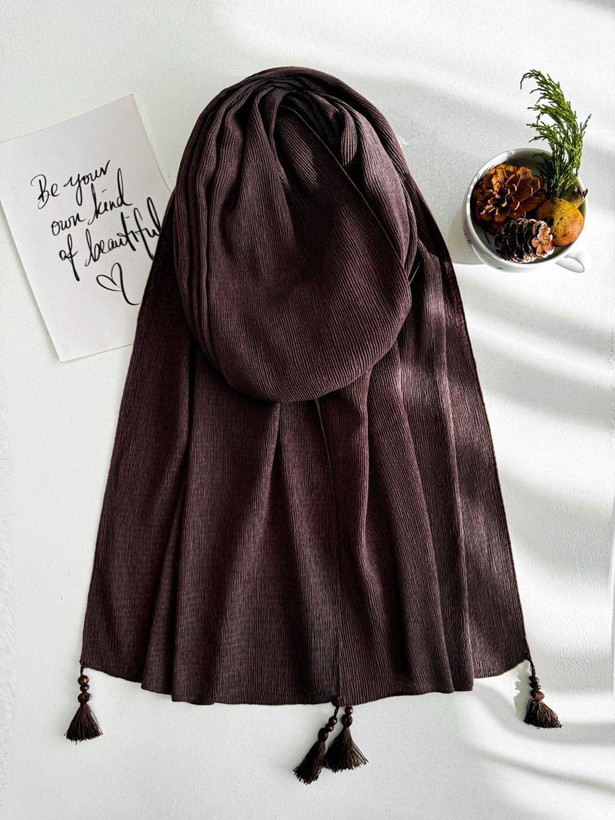 شال پلیسه برشکا منگوله چوبی در سه رنگ پرطرفدار موکا سورمه ای و مشکی فروش بصورت تک و عمده