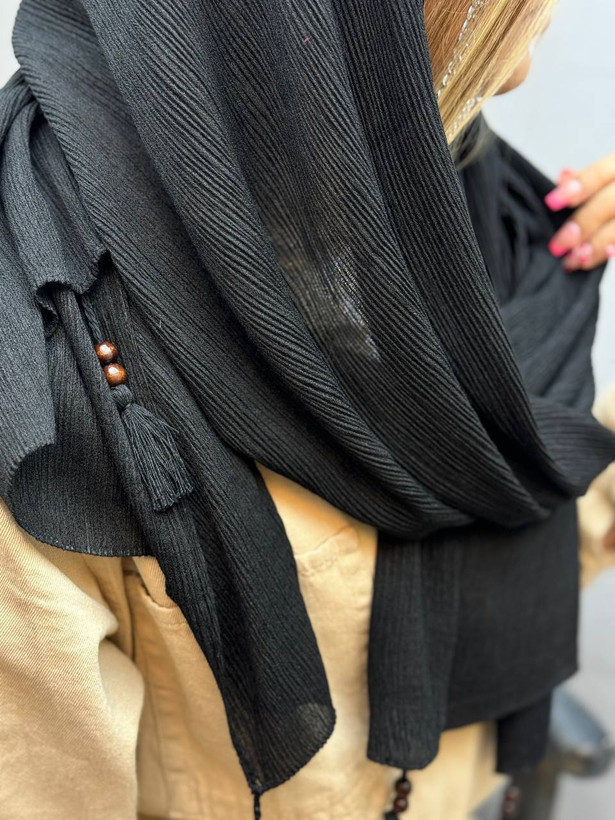 شال پلیسه برشکا منگوله چوبی در سه رنگ پرطرفدار موکا سورمه ای و مشکی فروش بصورت تک و عمده