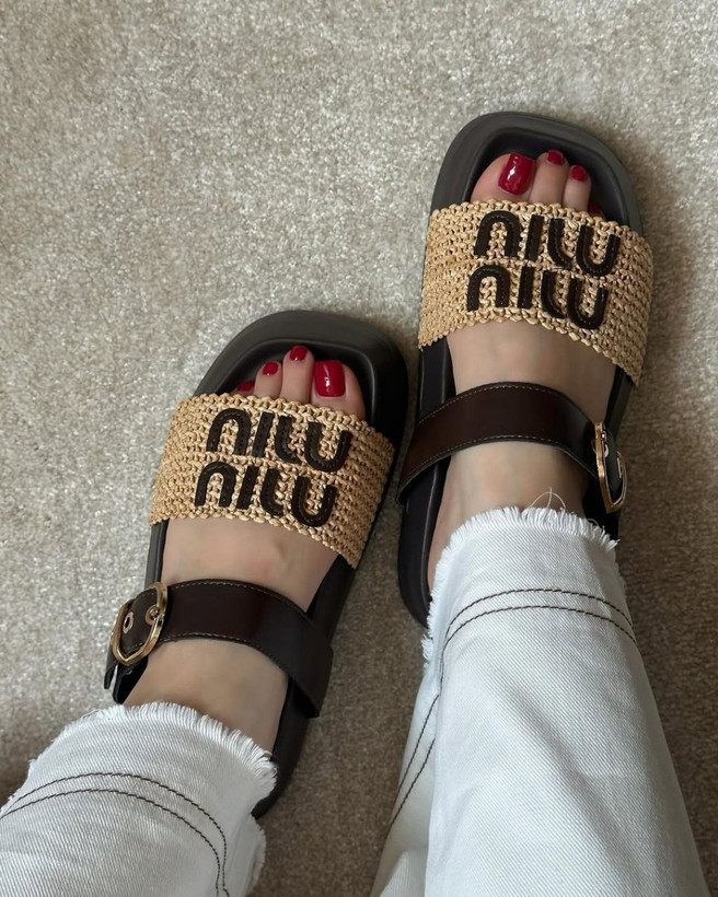 صندل ترند میو میو زنانه/دخترانه زیره پیو فوق العاده راحت و سبک قالب استاندارد سایز ۳۷ تا ۴۰