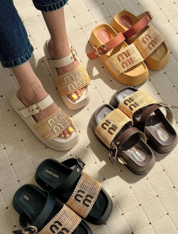 صندل ترند میو میو زنانه/دخترانه زیره پیو فوق العاده راحت و سبک قالب استاندارد سایز ۳۷ تا ۴۰