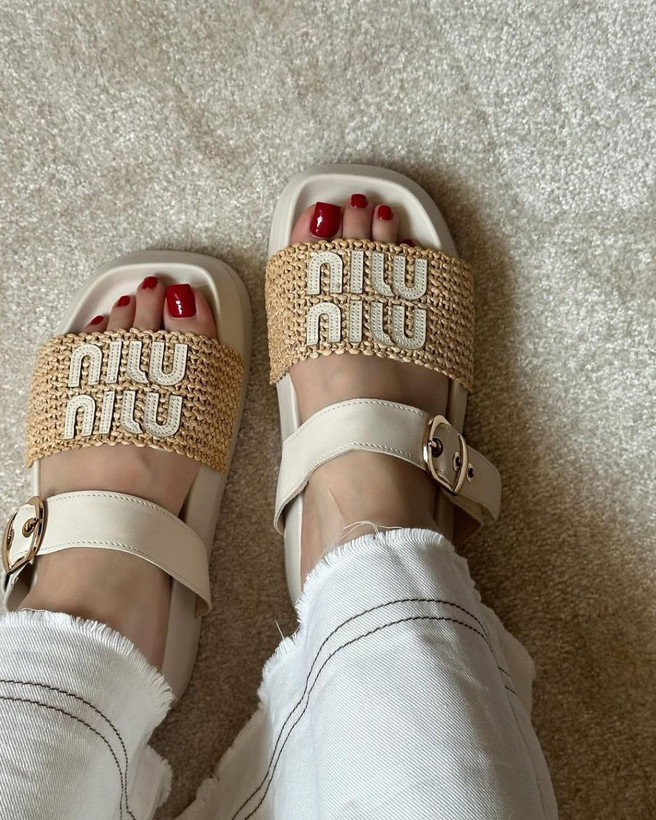 صندل ترند میو میو زنانه/دخترانه زیره پیو فوق العاده راحت و سبک قالب استاندارد سایز ۳۷ تا ۴۰