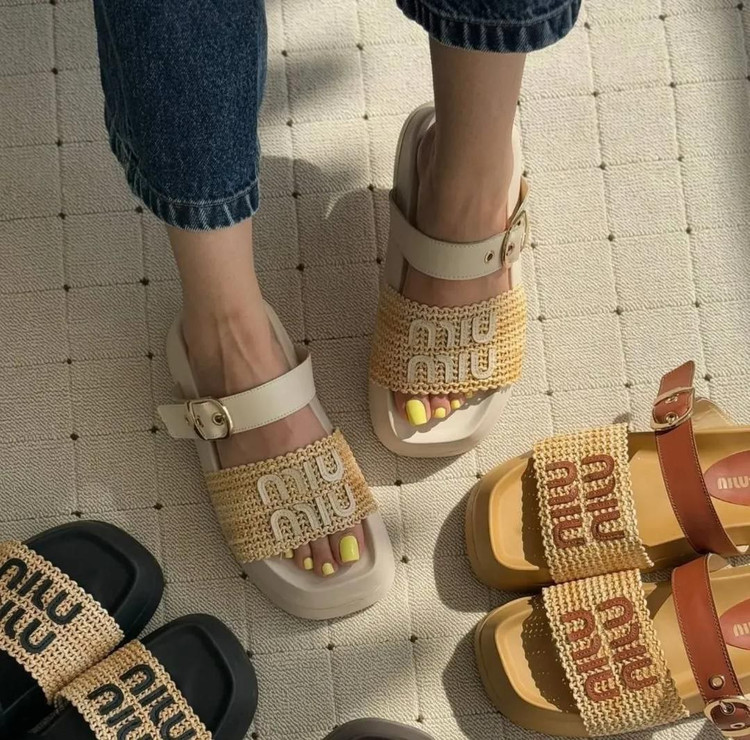 صندل ترند میو میو زنانه/دخترانه زیره پیو فوق العاده راحت و سبک قالب استاندارد سایز ۳۷ تا ۴۰