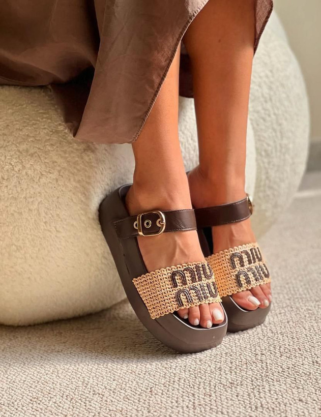 صندل ترند میو میو زنانه/دخترانه زیره پیو فوق العاده راحت و سبک قالب استاندارد سایز ۳۷ تا ۴۰