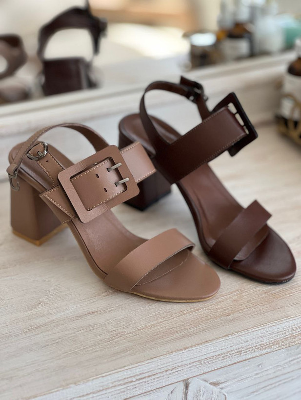 صندل مجلسی زنانه/دخترانه مدل لاله رویه چرم صنعتی پاشنه ۷ سانت قالب استاندارد سایزبندی ۳۶ تا ۴۱ کیفیت عالی