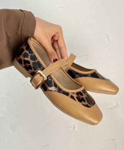 کفش کالج پلنگی زنانه/دخترانه جدید جنس ورنی در دو رنگ مشکی و کرم سایزبندی ۳۷تا۴۰