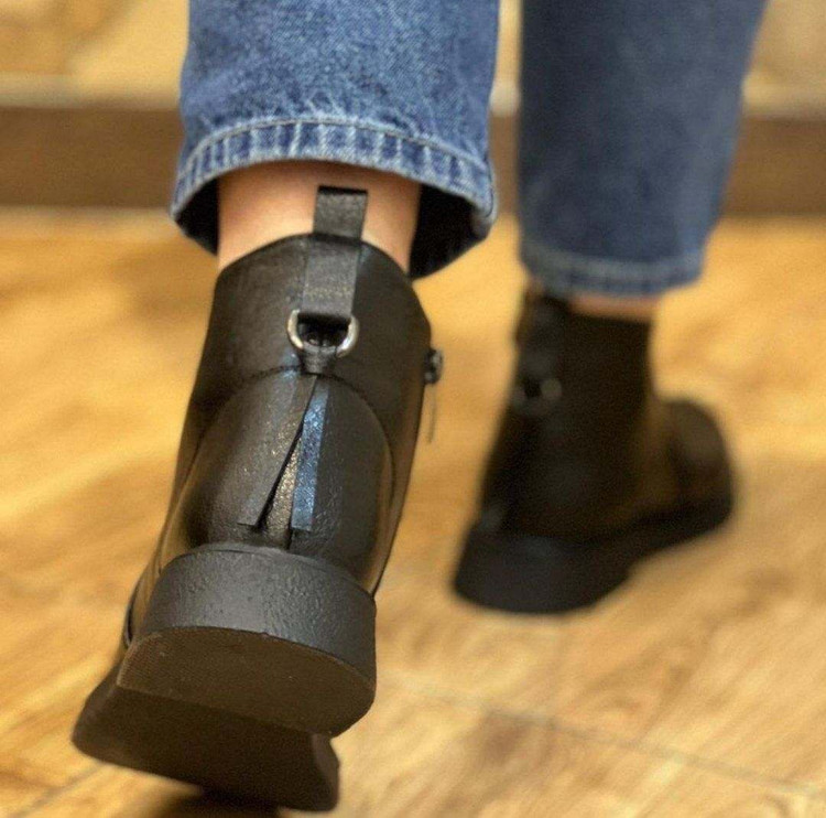 نیم بوت زنانه/دخترانه جنس سوگو زیره پیو و سبک وزن در حد ۱۰۰ گرم مناسب برای استفاده طولانی مدت بسیار شیک خوشپا و راحت