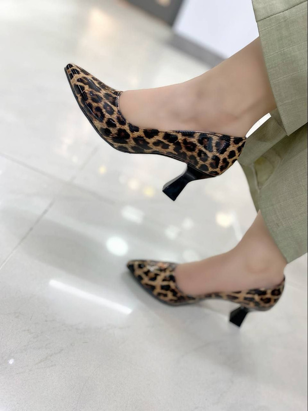 کفش مجلسی زنانه/دخترانه طرح پلنگی جنس ورنی کیفیت اصلی جنس و کیفیت در حد ترک پاشنه ۵ سانت سایزبندی ۳۷ تا ۴۱