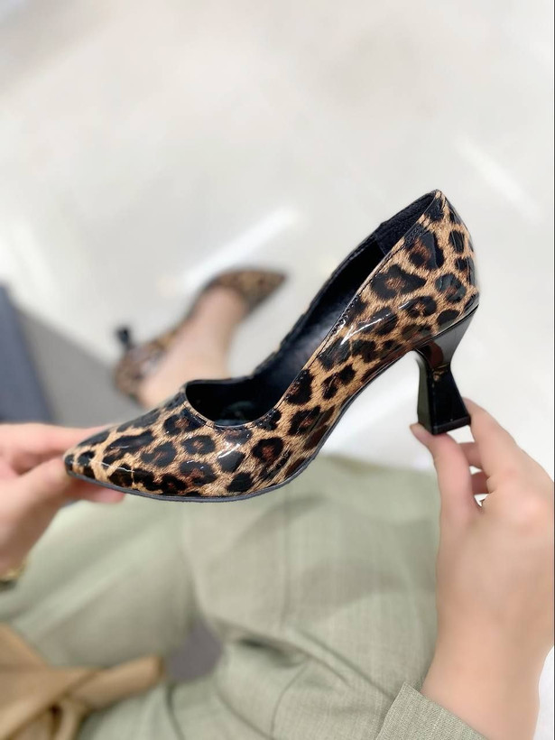 کفش مجلسی زنانه/دخترانه طرح پلنگی جنس ورنی کیفیت اصلی جنس و کیفیت در حد ترک پاشنه ۵ سانت سایزبندی ۳۷ تا ۴۱