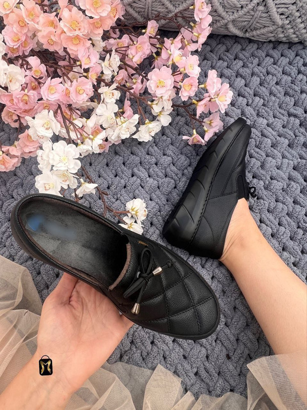 کفش طبی زنانه/دخترانه جنس چرم صنعتی سوگو درجه یک زیره پی یو درجه یک دارای کفی راحتی و طبی بسیار بادوام و باکیفیت