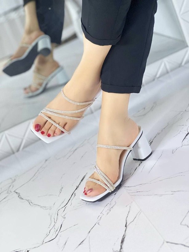 صندل نگینی زنانه/دخترانه مدل مایسا رویه کار ورنی وارداتی ترک نگین وارداتی ترک و بدون ریزش پاشنه ۵ سانت سایزبندی ۳۷تا۴۰