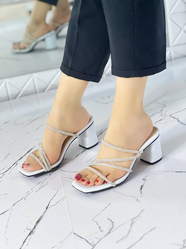 صندل نگینی زنانه/دخترانه مدل مایسا رویه کار ورنی وارداتی ترک نگین وارداتی ترک و بدون ریزش پاشنه ۵ سانت سایزبندی ۳۷تا۴۰