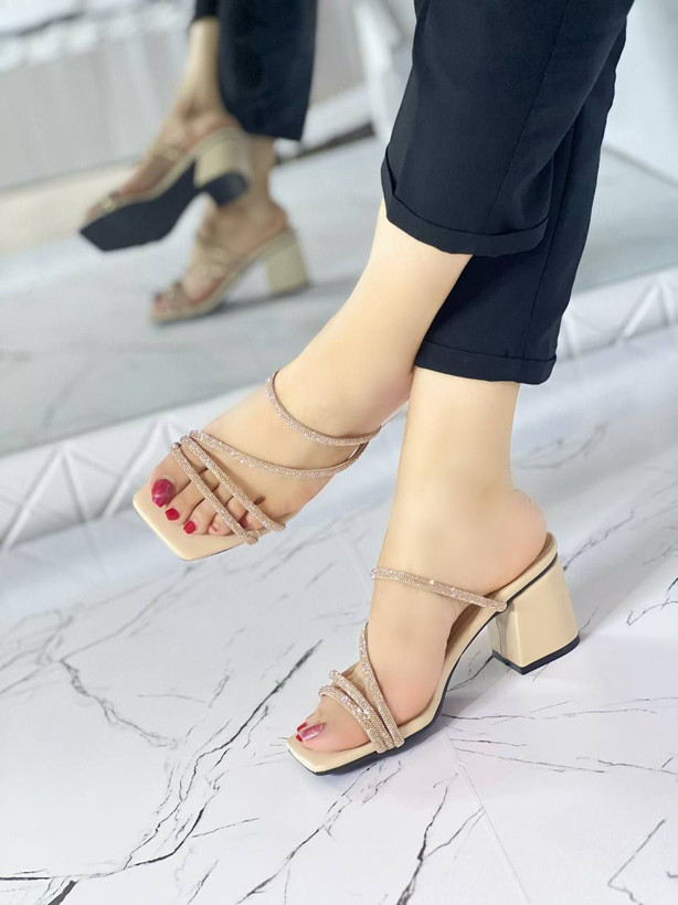 صندل نگینی زنانه/دخترانه مدل مایسا رویه کار ورنی وارداتی ترک نگین وارداتی ترک و بدون ریزش پاشنه ۵ سانت سایزبندی ۳۷تا۴۰