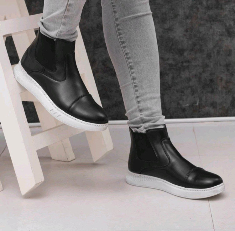 نیم بوت کشی مردانه جنس رویه چرم صنعتی زیره از pvc دور دوخت شده سایزبندی ۴۰ تا ۴۴