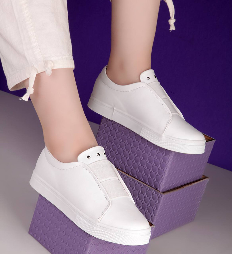 ونس دکمه ای کشی زنانه/دخترانه جنس رویه چرم زیره لژکشی راحت سبک و راحت طبی و شیک سایزبندی ۳۷ تا ۴۱