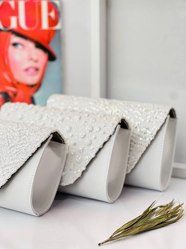 کیف مجلسی دستی زنانه/دخترانه ابعاد ۱۳*۲۲ رنگ سفید در سه طرح زیبا