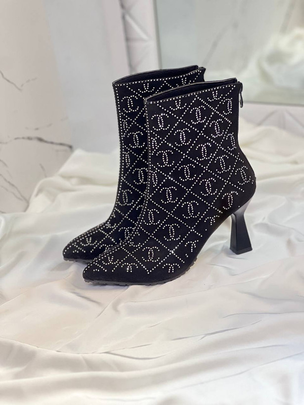 بوت زنانه/دخترانه مدل نگین کاری شنل سایزبندی ۳۷تا۴۰ پاشنه ۷ سانت کلوش رویه سوییت ترک نگین کاری شده