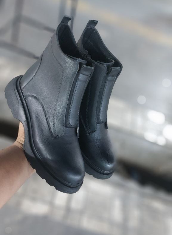 بوت جدید زنانه/دخترانه زیره پیو و سبک وزن حدود ۱۰۰ گرم بسیار باکیفیت و خوشپا و راحت سایزبندی ۳۷ تا ۴۰