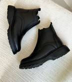 بوت جدید زنانه/دخترانه زیره پیو و سبک وزن حدود ۱۰۰ گرم بسیار باکیفیت و خوشپا و راحت سایزبندی ۳۷ تا ۴۰