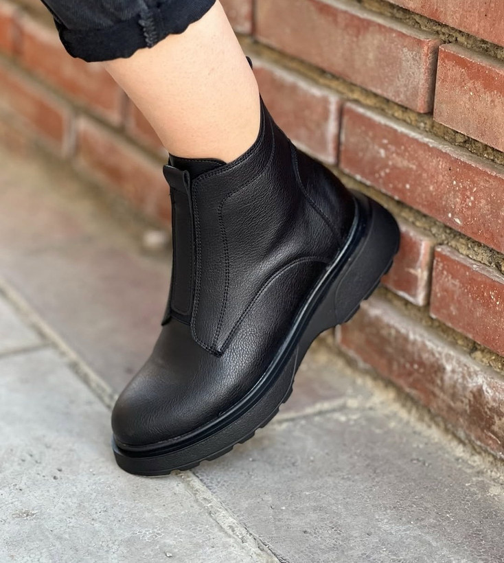 بوت جدید زنانه/دخترانه زیره پیو و سبک وزن حدود ۱۰۰ گرم بسیار باکیفیت و خوشپا و راحت سایزبندی ۳۷ تا ۴۰