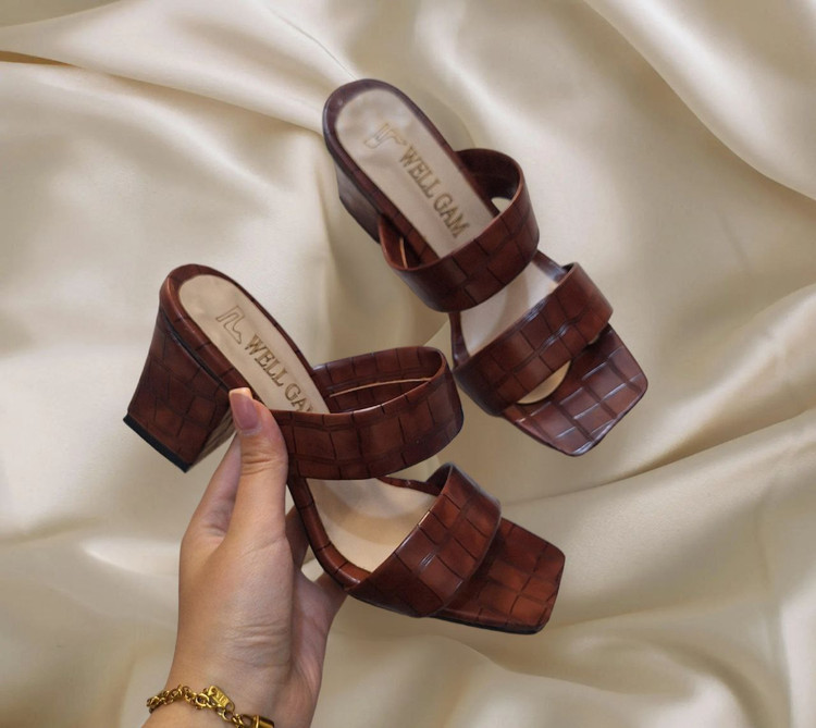 صندل زنانه/دخترانه طرح سنگی جدید در دو رنگ قهوه ای و مشکی سایزبندی ۳۷ تا ۴۰