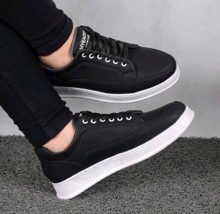 کفش اسپرت مردانه مدل آلکان کیفیت عالی رویه چرم مصنوعی با دوام و زیبا زیره پلیمر سبک و انعطاف پذیر دور دوخت سایزندی ۴۰ تا ۴۴