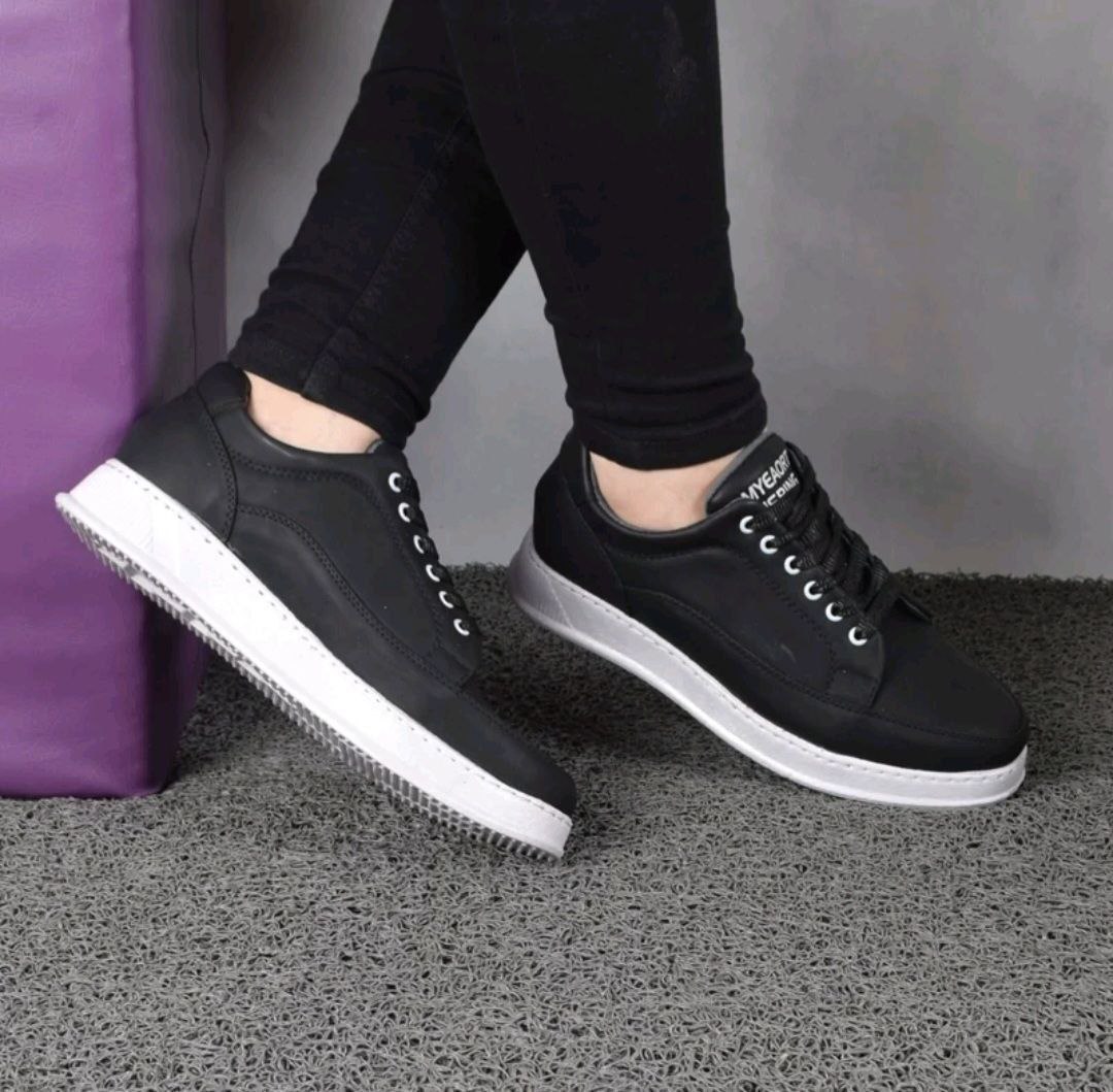 کفش اسپرت مردانه مدل آلکان کیفیت عالی رویه چرم مصنوعی با دوام و زیبا زیره پلیمر سبک و انعطاف پذیر دور دوخت سایزندی ۴۰ تا ۴۴