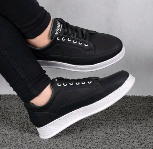 کفش اسپرت مردانه مدل آلکان کیفیت عالی رویه چرم مصنوعی با دوام و زیبا زیره پلیمر سبک و انعطاف پذیر دور دوخت سایزندی ۴۰ تا ۴۴