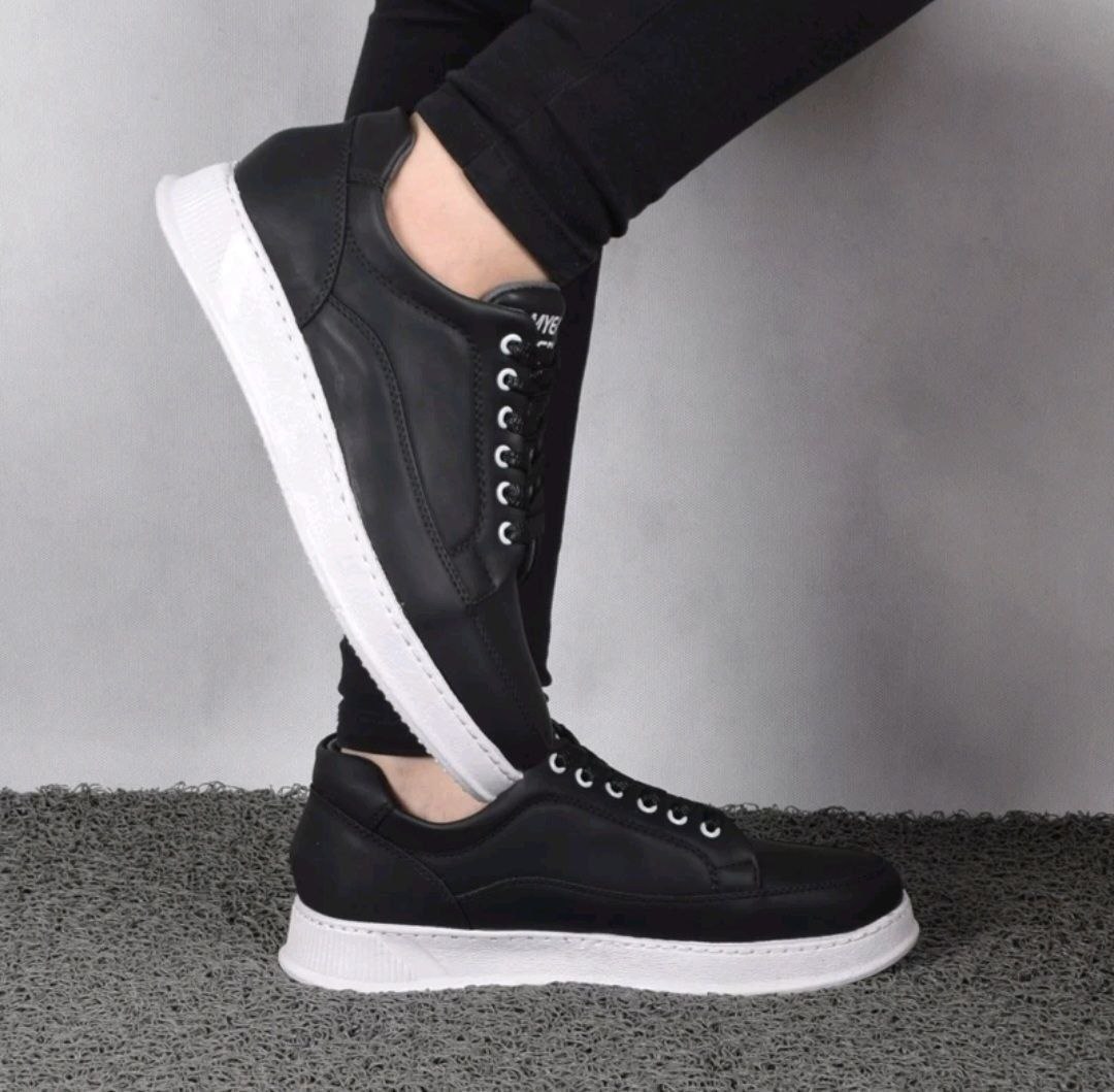 کفش اسپرت مردانه مدل آلکان کیفیت عالی رویه چرم مصنوعی با دوام و زیبا زیره پلیمر سبک و انعطاف پذیر دور دوخت سایزندی ۴۰ تا ۴۴