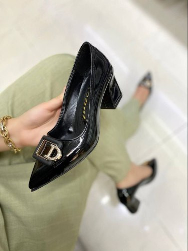 کفش مجلسی زنانه/دخترانه جنس ورنی کیفیت اصلی جنس و کیفیت درجه یک در حد ترک پاشنه ۵ سانت سایزبندی ۳۷ تا ۴۱