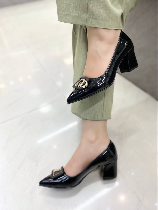 کفش مجلسی زنانه/دخترانه جنس ورنی کیفیت اصلی جنس و کیفیت درجه یک در حد ترک پاشنه ۵ سانت سایزبندی ۳۷ تا ۴۱