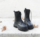 بوت زنانه/دخترانه بسیار شیک خوشپا و راحت زیره پیو و بسیار سبک سایزبندی ۳۷ تا ۴۰