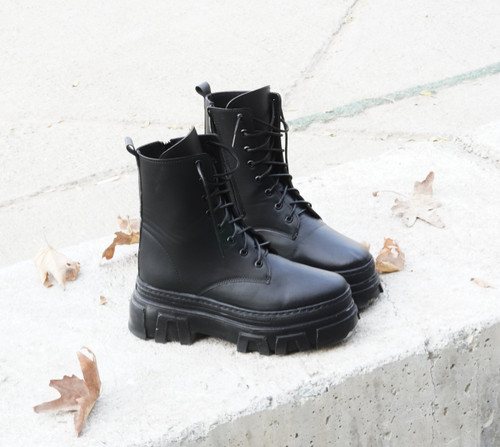 بوت زنانه/دخترانه بسیار شیک خوشپا و راحت زیره پیو و بسیار سبک سایزبندی ۳۷ تا ۴۰