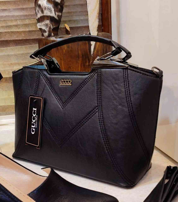 کیف شیک زنانه/دخترانه در دو رنگ مشکی و رنگ عسلی رنگ چرم دارای بند دوشی بسیار باکیفیت سایز عالی متوسط ۲۰ در ۲۵ تک خونه جادار