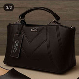 کیف شیک زنانه/دخترانه در دو رنگ مشکی و رنگ عسلی رنگ چرم دارای بند دوشی بسیار باکیفیت سایز عالی متوسط ۲۰ در ۲۵ تک خونه جادار