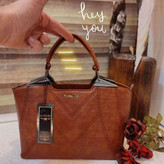 کیف شیک زنانه/دخترانه در دو رنگ مشکی و رنگ عسلی رنگ چرم دارای بند دوشی بسیار باکیفیت سایز عالی متوسط ۲۰ در ۲۵ تک خونه جادار