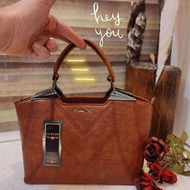 کیف شیک زنانه/دخترانه در دو رنگ مشکی و رنگ عسلی رنگ چرم دارای بند دوشی بسیار باکیفیت سایز عالی متوسط ۲۰ در ۲۵ تک خونه جادار