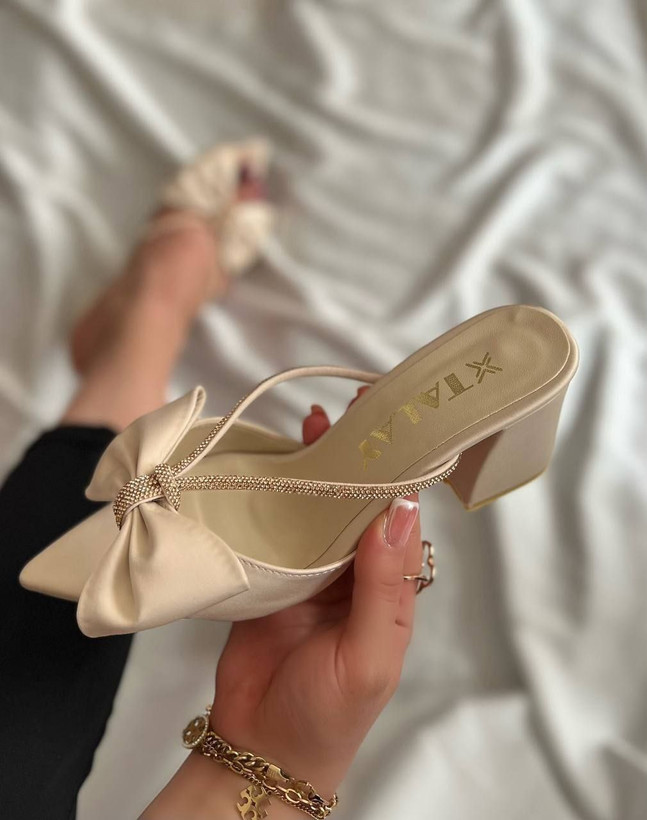 صندل مجلسی زنانه/دخترانه مدل papillon سایزبندی ۳۶ تا ۴۱ رویه ساتن وارداتی زیره rafik نگین وارداتی و بدون ریزش پاشنه ۵ سانت کیفیت تضمینی