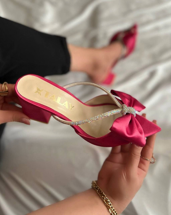 صندل مجلسی زنانه/دخترانه مدل papillon سایزبندی ۳۶ تا ۴۱ رویه ساتن وارداتی زیره rafik نگین وارداتی و بدون ریزش پاشنه ۵ سانت کیفیت تضمینی