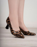 کفش مجلسی پلنگی زنانه/دخترانه جنس رویه شیشه ای پلنگی بسیار مقاوم پاشنه ۷ سانتی زیره دلتا کیفیت اصلی سایزبندی ۳۷ تا ۴۱