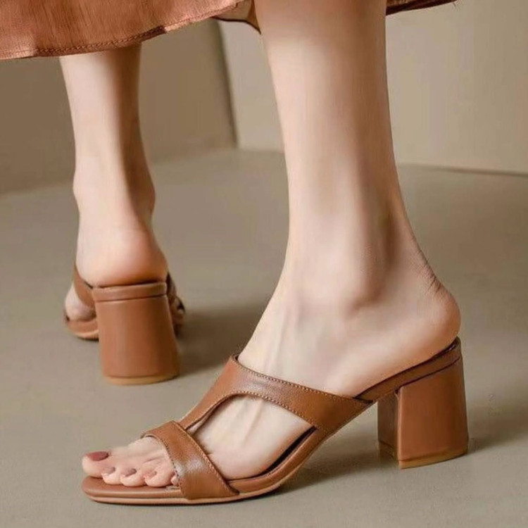 صندل/دمپایی زنانه دخترانه مدل کیوا رویه کار وارداتی ترک پاشنه ۵ سانت سایزبندی ۳۷ تا ۴۱ کیفیت عالی