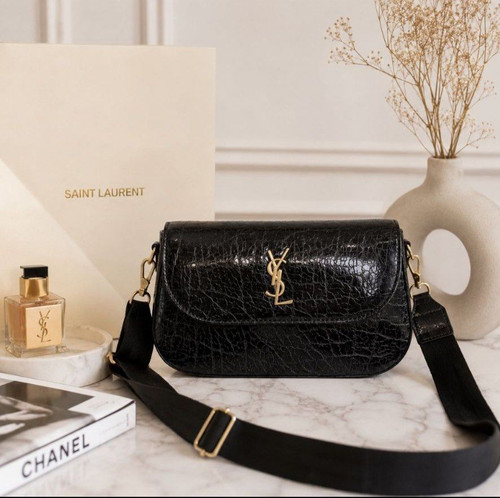 کیف دوشی زنانه ysl جنس ورنی چروک بند اسپرتی بسیار جذاب و خوش استایل تک خانه قفل مگنتی سایز ۲۵ در ۱۵ ❤️